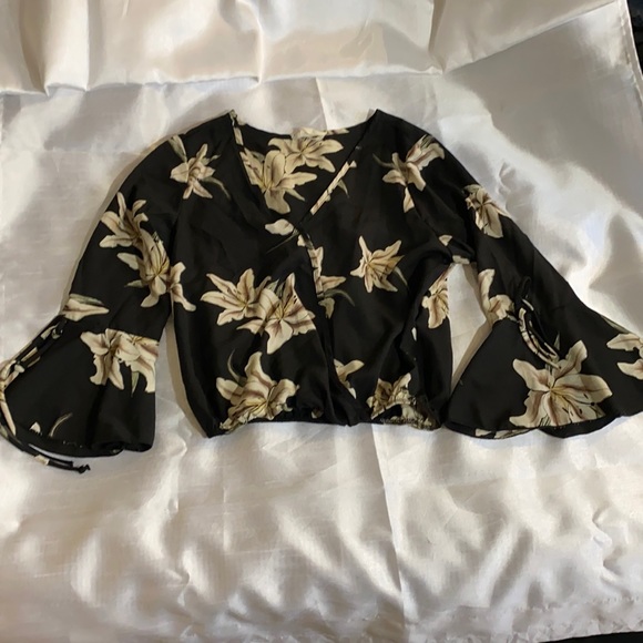 Black floral top - Picture 2 of 6